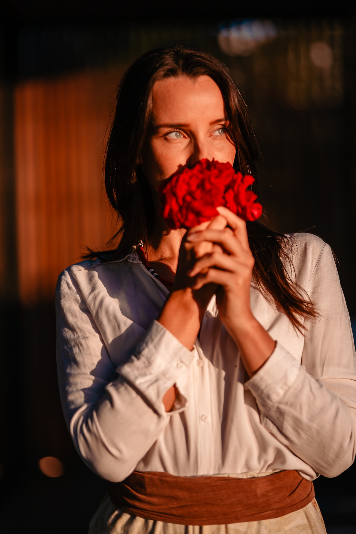 Rosa sobre bowl de água em luz suave